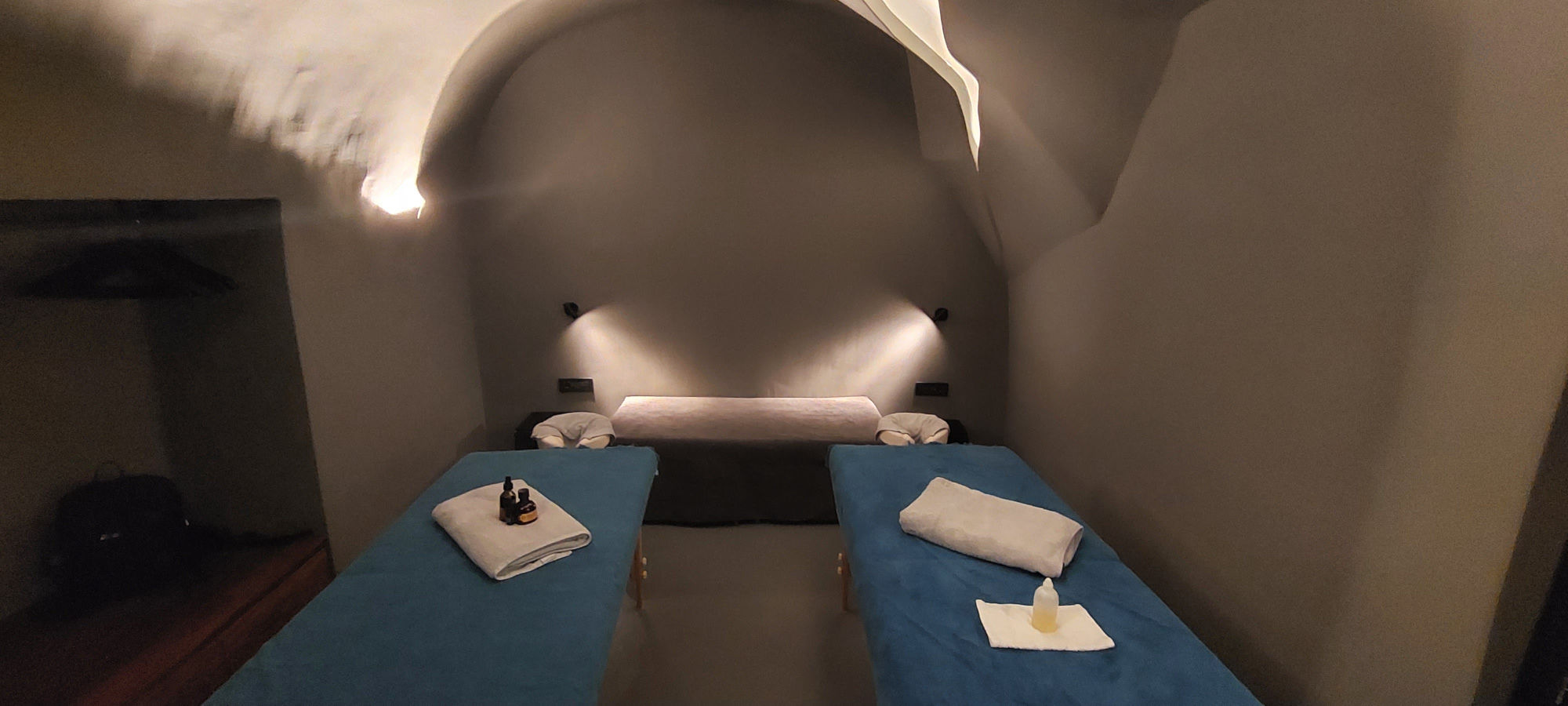 Couples Massage in Santorini: Two massage tables side by side in a unique spa in Imerovigli