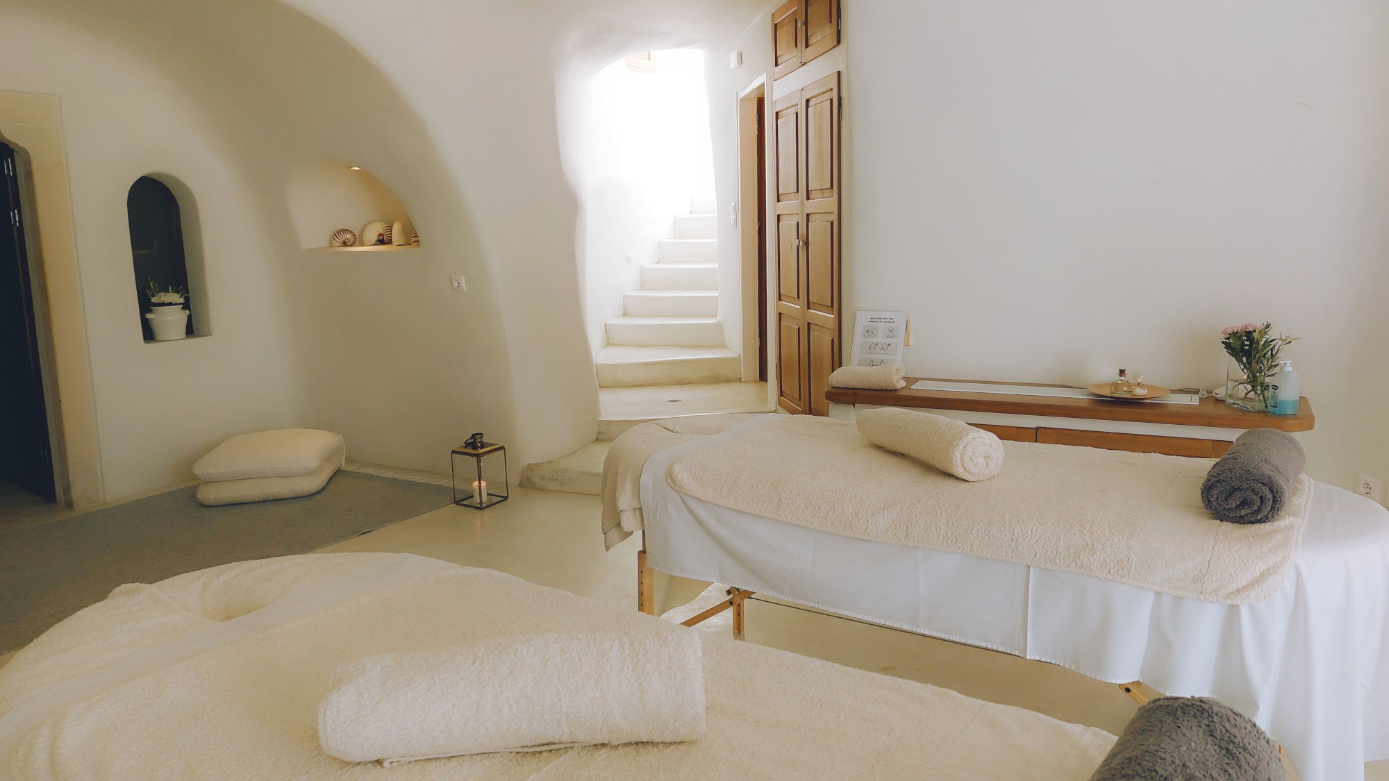 Santorini Couples Massage: Two massage tables side by side in a tranquil spa Oia Santorini